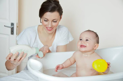 Best tips for bathing a baby