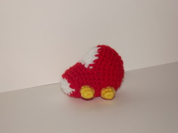 coche llavero broche amigurumi rojo