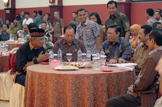 Rapat Kerja Menteri Dalam Negeri dengan Gubernur , Forkopimda, dan Bupati/Walikota Se- Kalimantan Timur serta Penyerahan Penghargaan E-KTP dan Akta kelahiran