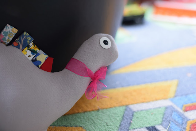 Doudou dino,petits riens pour chambre d'enfants, couture déco,Mélanie voituriez, idée cadeau, idee cadeau