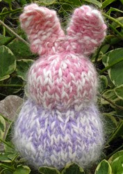 http://translate.google.es/translate?hl=es&sl=en&tl=es&u=http%3A%2F%2Fwww.naturalsuburbia.com%2F2010%2F03%2Fknitter-easter-rabbit-bunny-tutorial.html