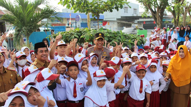 Polisi Sahabat Anak, Kapolda Sulteng Jadi Inspektur Upacara di SDN 15 Palu