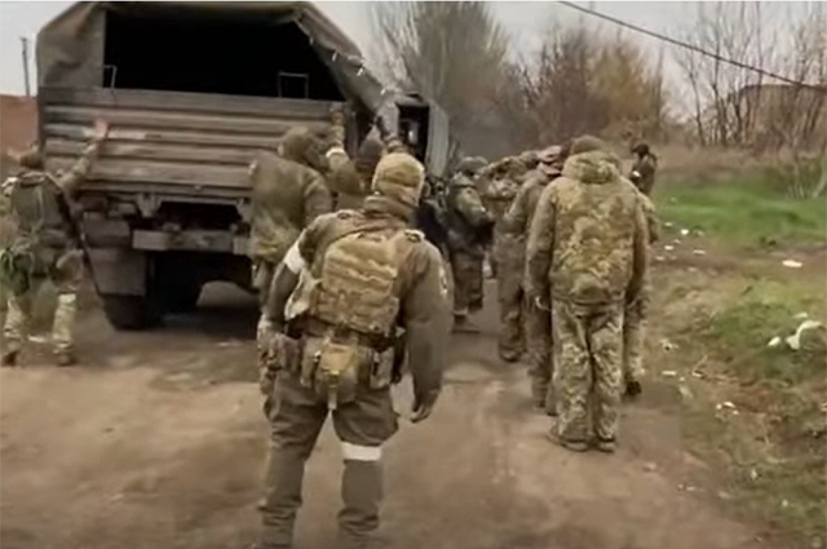 Рота сдалась в плен. Украинские военнослужащие сдаются в плен. Украинские ваеные сдавших в рлен. Раненые морпехи в Мариуполе российские военные. Украинские солдаты в плену Мариуполь.