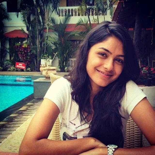 Mrunal Thakur HD Wallpapers Free Download