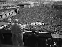 Pio XII impartisce la benedizione urbi et orbi nel 1952 senza piviale, con mozzetta e stola