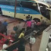 Ônibus invade rodoviária e avança sobre passageiros; veja o vídeo 👇