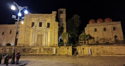 Plaza Bellini desde abajo, La Martorana y San Cataldo.