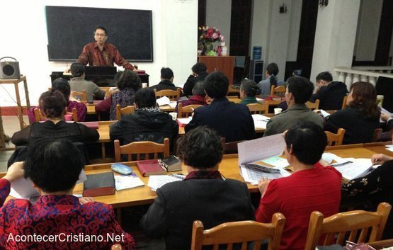 Estudiantes de inglés aprenden el Evangelio en China