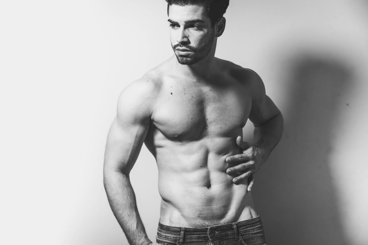 Jonatas Mozer, Mister Brasil Simpatia, mostra corpo sarado em ensaio. Foto: Higor Blanco