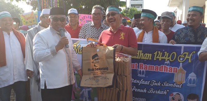 Kurangi Penggunaan Plastik, Walikota Bagikan 100 Tas Belanja Ramah Lingkungan