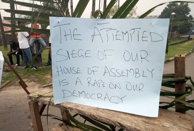 Photos: Eket youths block ExxonMobil facilities with coffin in protest over siege at Akwa Ibom House of Assembly