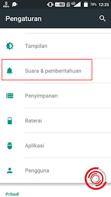 1. Langkah pertama untuk mengatur volume dan getar pada Alarm, silakan kalian buka Pengaturan kemudian pilih Suara & pemberitahuan