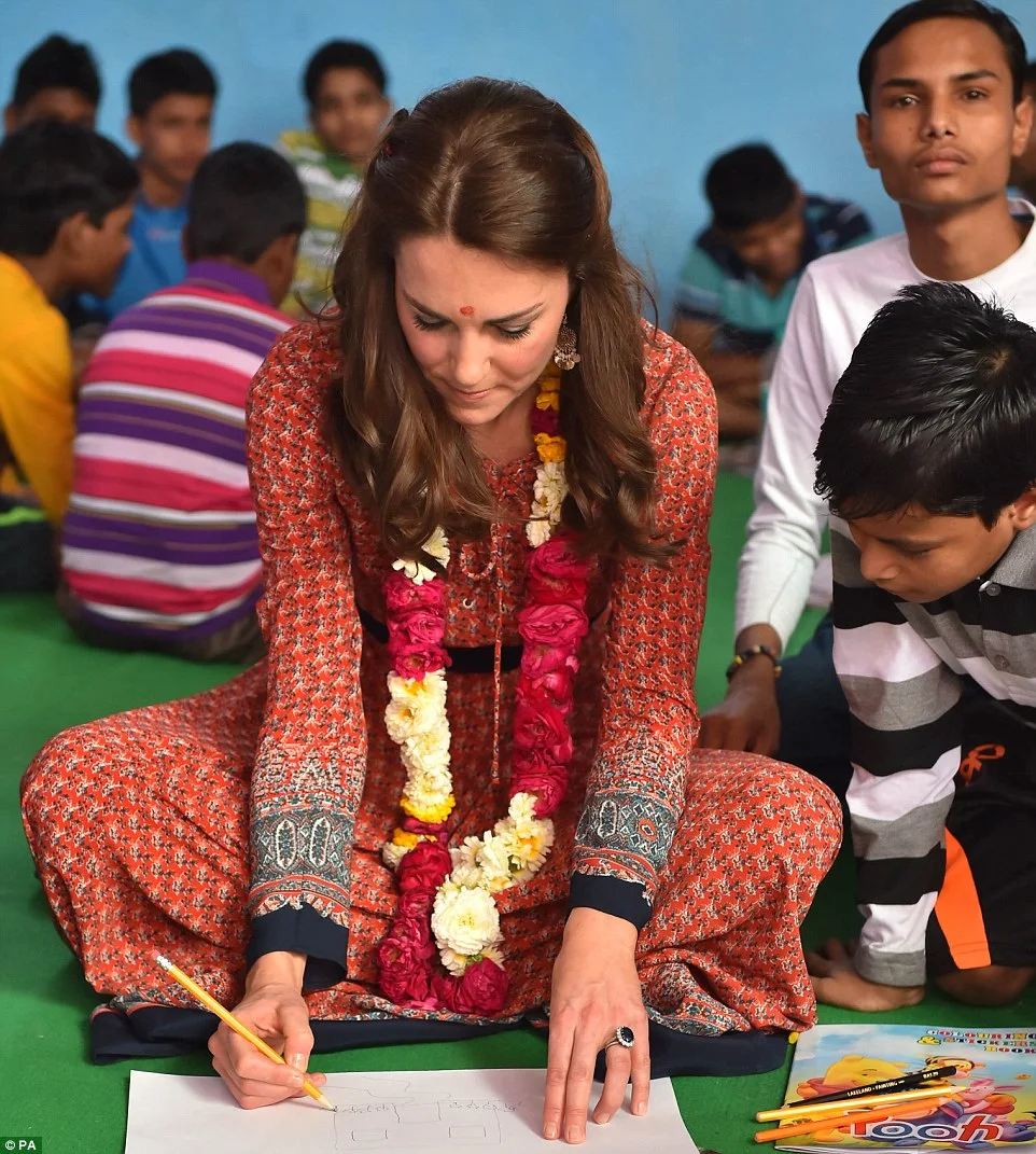 Kate Middleton wear chic bohemian dress for meeting with Indian street children 