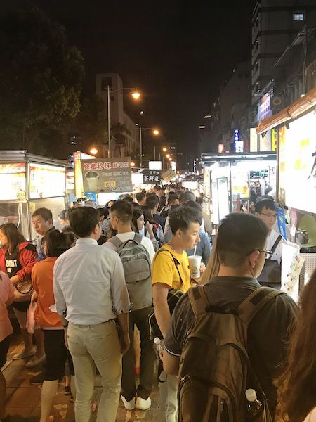 寧夏夜市（ニンシアイエシー）では道端（屋台の裏側）を歩くことしかできない