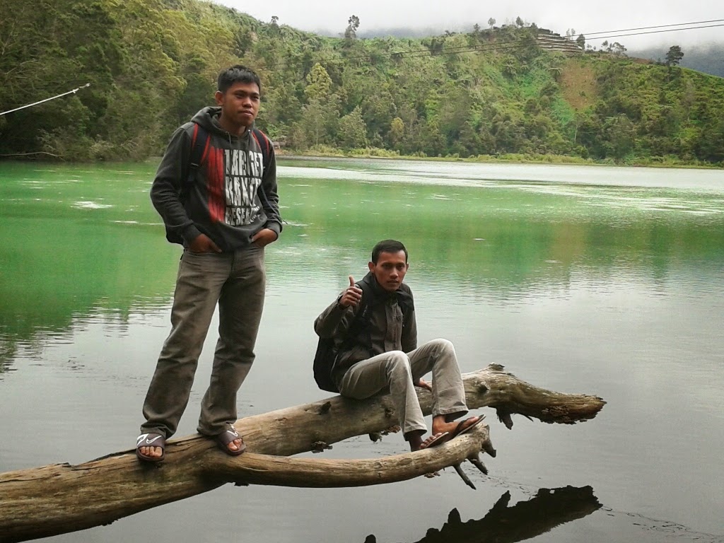 Berfoto di Telaga Warna Dieng