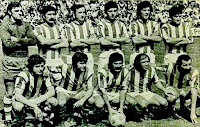 REAL SOCIEDAD DE FÚTBOL DE SAN SEBASTIÁN - San Sebastián, Guipúzcoa, España - Temporada 1974-75 - Artola, Gorriti, Martínez, Diego, Cortabarría y Esnaola; Araquistain, Corcuera, Gaztelu, Urreisti y Boronat - ATLÉTICO DE MADRID 1 (Rubén Ayala), REAL SOCIEDAD 0 - 01/05/1975 - Liga de 1ª División, jornada 30 - Madrid, estadio Vicente Calderón - La Real se clasificó 4ª, con Andoni Elizondo de entrenador