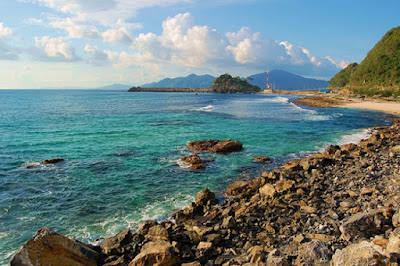 Pantai Lhok Nga terletak di pantai barat Aceh di ujung Pulau Sumatera