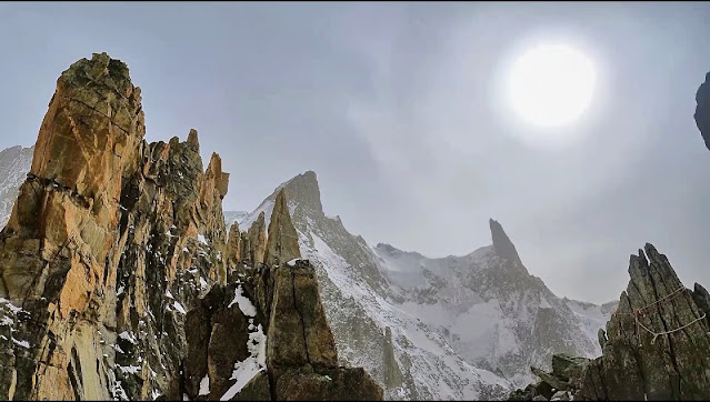 Ski de randonnée à la Brèche Puiseux, massif du Mont-Blanc