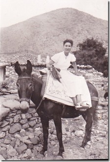 Tασία Δούκα , 16- 8 - 1953 , στη  Σκαλούλα  με  το  συμπεθεριό του  Λιδορικιώτη ( Βαρουσιώτη ) γαμπρού  Ηρ.Μάρκου , που  ήγαν  για  να  πάρουν  τη  νύφη