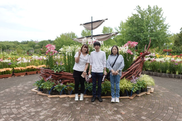 鳥取県西伯郡南部町鶴田 とっとり花回廊 特設会場 ゆり展示で記念写真