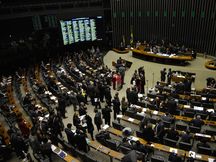 Congresso promulga PEC que abre janela para troca-troca de partidos