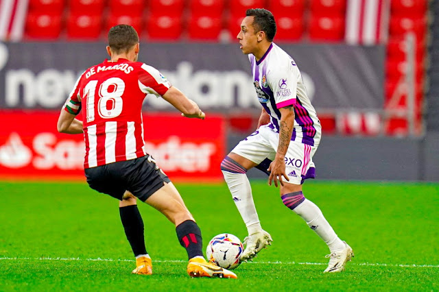 Orellana encara a De Marcos. ATHLETIC CLUB DE BILBAO 2 (Morcillo, Raúl García) REAL VALLADOLID C. F. 2 (Orellana, Weissman). 28/04/2021. Campeonato de Liga de 1ª División, jornada 33. Bilbao, Vizcaya, España, estadio de San Mamés.