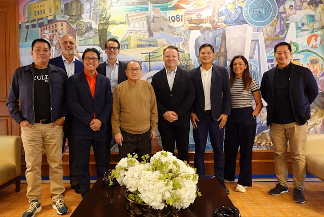 PLDT Chairman and CEO Manny V. Pangilinan with Fédération Internationale de Volleyball (FIVB) officers and Philippine National Volleyball Federation (PNVF) president Ramon Suzara (3rd from left) and Secretary-General Don Caringal (rightmost).