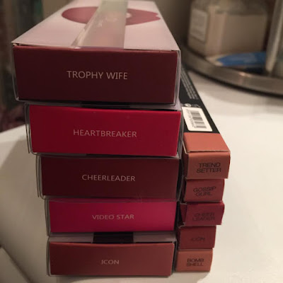 revue Huda Beauty crayons à lèvres et rouges à lèvres liquides à effet mat