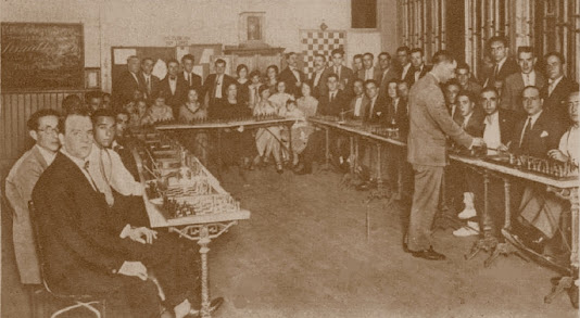 Ángel Simón impartiendo partidas de ajedrez simultáneas en 1927