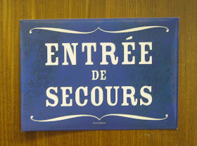 Entree de Secours - emergency entrance!