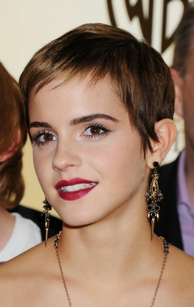 2. Loose bun updo: This is perhaps one of the most popular short hair updo since it is easy to do and it works magic for all features. It features the use of rubber bands. A tip here would be to use smaller rubber bands as they do a better job as compared to bigger and thicker bands. This is an updo that anyone can achieve without having to go to a salon or without eating too much of your time. The updo will even favor women whose hair tends to lie flat. 3. Half up half down updo: It seems to be one of the updos that many people will settle for. The sides of the hair are pushed back and clipped flat whereas the middle part of the hair is left to flow freely from the front to the back thus creating a beautiful hair style. It is an updo that will work well for most faces and when done to suit the volume of the hair, it can be done for both formal and informal events and occasions.