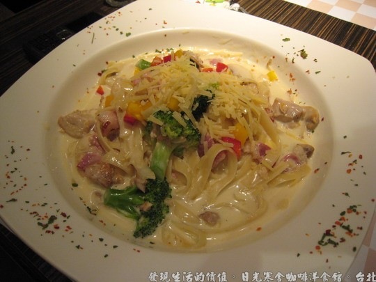 日光寒舍咖啡洋食館主菜－帕馬森摨有培根雞肉寬麵，
