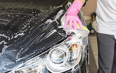 غسل السيارات يدويا
