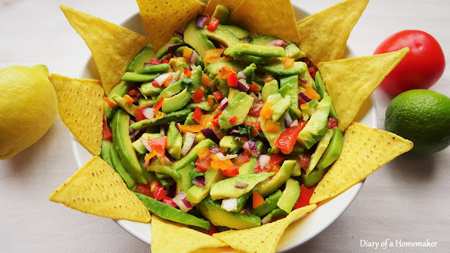 chunky-bell-pepper-guacamole-salad-tomatoes-lemon-pepper-dip-Mexican-vegan-vegetarian