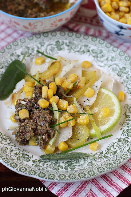 Baccalà tiepido con patate croccanti, paté di olive e chicchi di mais