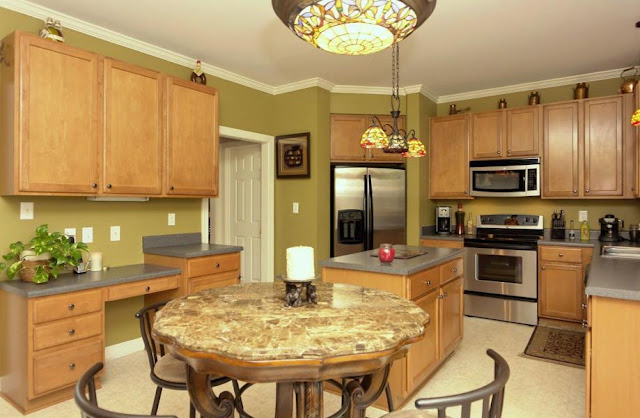 kitchen hanging lights over table ideas, kitchen pendant lighting fixtures over island ideas and under cabinet fluorescent lighting ideas photos. modern traditional kitchen interior design with oak cabinets and decor ideas above cabinets, stainless steel appliances, grey granite countertops