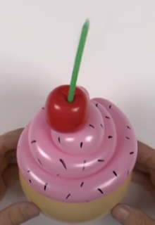 kleiner Cupcake aus bunten Luftballons zur Tischdekoration modelliert.