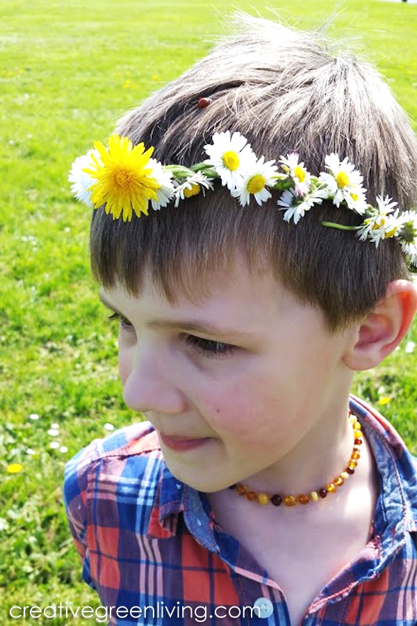 How to make a flower crown with dandelions and daisies. This easy flower crown tutorial is a good intro to weaving and tieing knots for boys. Boys can wear fun flower and leaf crowns, too. #flowercrown #flowercrownforboys