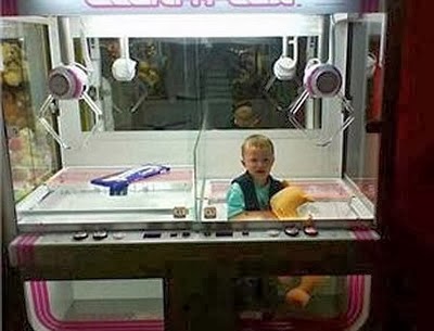 Anak yang terjebak di dalam mesin arcade 