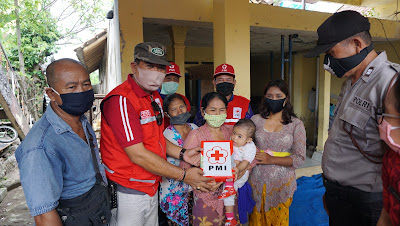 Wabup Kasta Serahkan Bantuan Kepada Balita Penderita Jantung Bocor