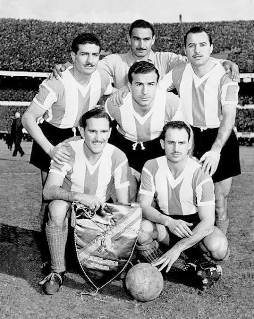 La defensa y media argentina posando antes del partido: Francisco Lombardo, Julio Musimessi y José García Pérez, de pie, Pedro Dellacha, agachado, Eliseo Mouriño y Ernesto Gutiérrez, hincados. SELECCIÓN DE ARGENTINA 1 SELECCIÓN DE ESPAÑA 0 Domingo 05/07/1953, 15:15 horas (20:15 horario español). Partido internacional amistoso. Buenos Aires, Argentina, estadio Monumental de Núñez. GOLES: 1-0: 87’, Grillo