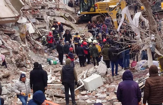 Σεισμός στην Τουρκία: Οργή και απόγνωση πάνω από τα χαλάσματα