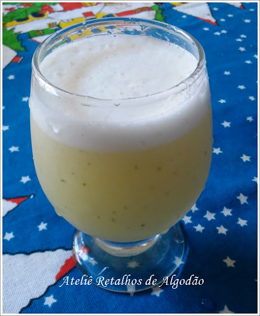 Refrescante suco de abacaxi com hortelã