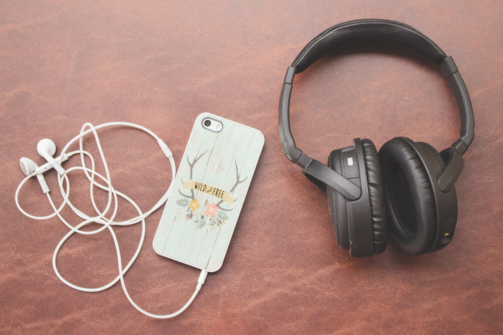 The perfect gift for travelers are Earbuds / Headphones | Wanderlust gift | The Wanderful Soul Blog