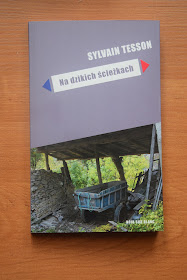 Recenzje #56 - "Na dzikich ścieżkach" - okładka książki Sylviana Tessona pt. "Na dzikich ścieżkach" - Francuski przy kawie