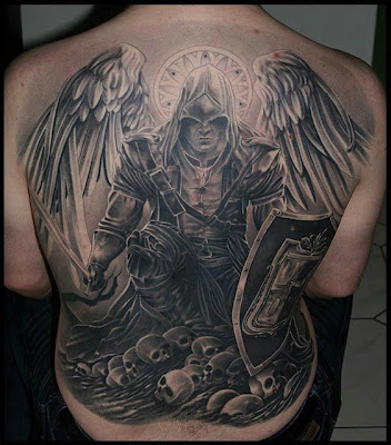 Tatuagem de anjo nas costas
