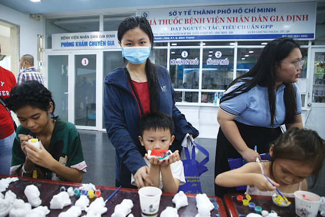 Bệnh nhi tham gia tô tượng miễn phí. (Ảnh: TC) Bệnh nhi tham gia tô tượng miễn phí. (Ảnh: TC)