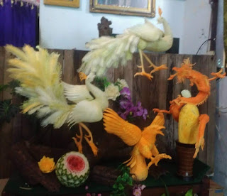 Buah dan sayuran dapat berubah menjadi hasil seni pahatan lewat fruit carving. Pemahatnya berkumpul menjadi satu dalam komunitas Indonesia Fruit Carving (IFC). Pendirinya orang Surabaya. Di kota ini, minimal sepekan sekali anggotanya berkumpul. Brianika Irawati (penulis).