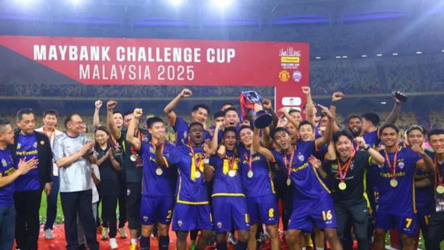 Kakang Rudianto (depan jersey 16) mengangkat trofi bersama pemain ASEAN All-Stars
