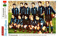 F. C. INTERNAZIONALE DE MILÁN - Milán, Italia - Temporada 1958-59 - Guarneri, Lindskog, Bolohi, Firmani, Cardarelli e Invernizzi; Fongaro, Ravatti, Matteucci, Skoglund y Angelillo - Con Giuseppe Bigogno y Frank Pedersen de entrenadores, el Inter de Milán se clasificó 3º en la Serie A italiana